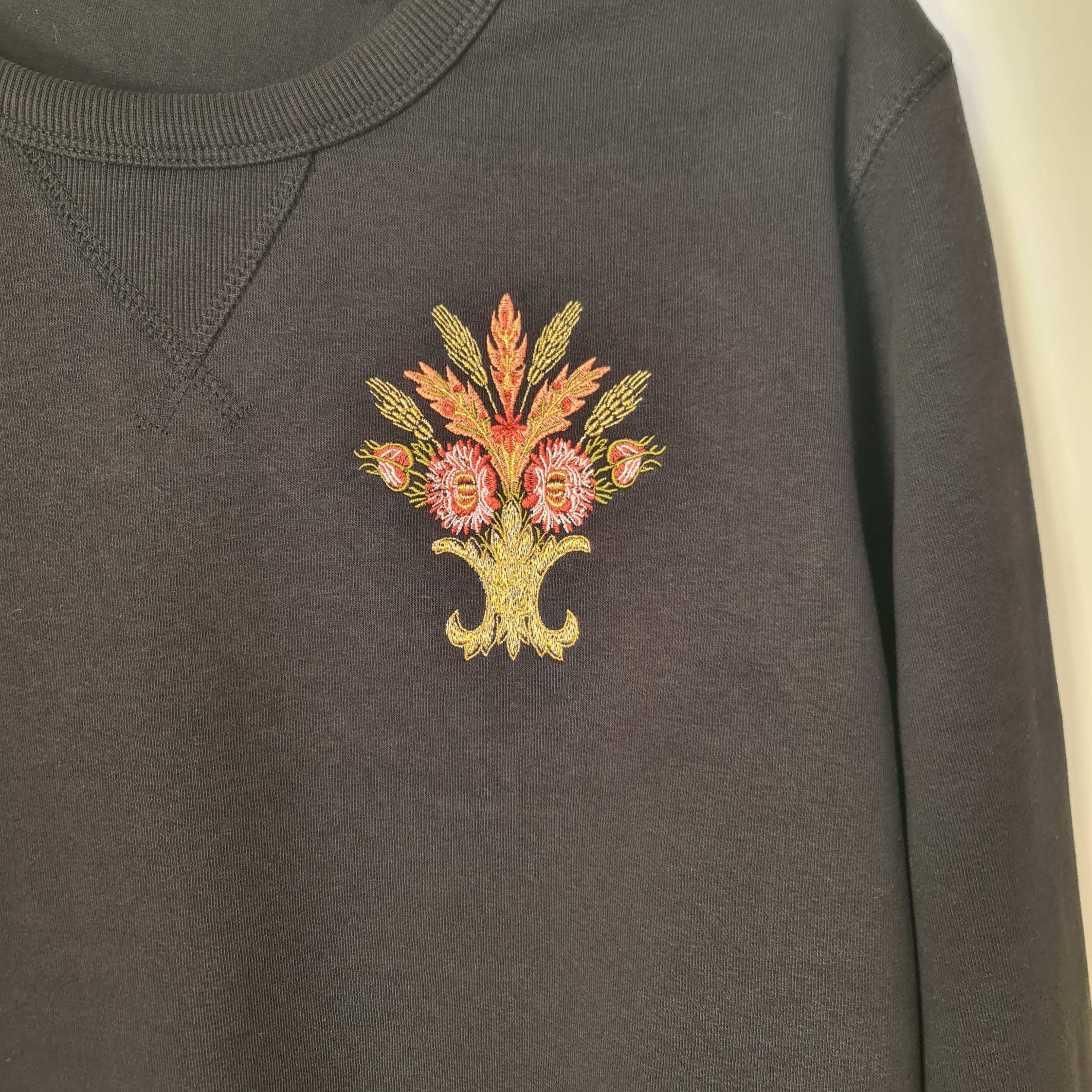 Sudadera negra de mujer bordada espolín Espigas